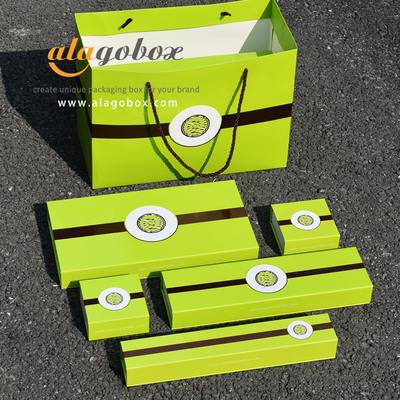 Green packaging set for chocolate bonbons or camarels